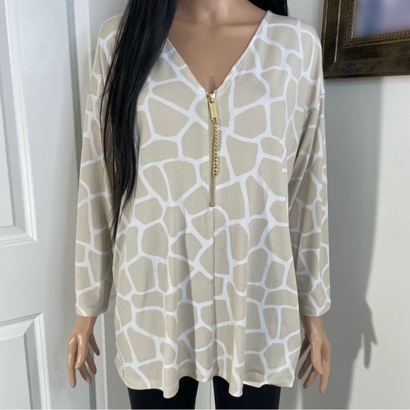 Michael Kors V-Neck Giraffe Print Flowy Top with Gold Zipper - Picture 1 of 6